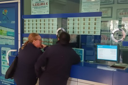 María del Mar y María, agraciadas con un quinto premio en Roquetas de Mar.