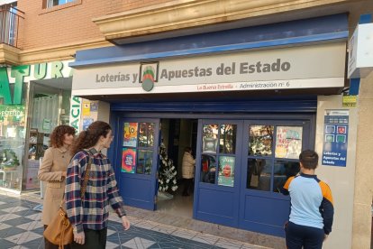 María del Mar y María, agraciadas con un quinto premio en Roquetas de Mar.