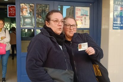 María del Mar y María, agraciadas con un quinto premio en Roquetas de Mar.