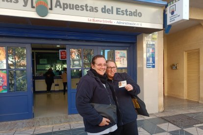 María del Mar y María, agraciadas con un quinto premio en Roquetas de Mar.