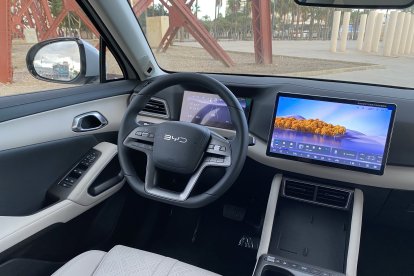 Pantalla de 12,8” de rotación eléctrica, y lo último en infoentretenimiento