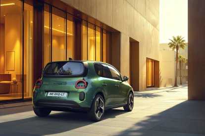 Equipado con un motor de 60 kW (82 CV) y una batería de 27,5 kWh para una autonomía de hasta 263 km.