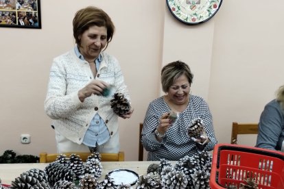 Las mujeres trabajando en sus adornos de Navidad