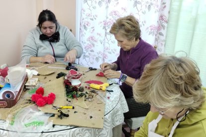 Elaboración de la decoración por parte de las mujeres de Alhama