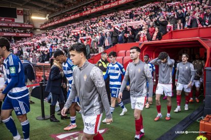 Antes de los partidos en Gijón se rinde tributo a sus leyendas.