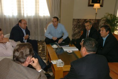 Paco Flores era presentado como una estrella cuando firmó en el Almería.