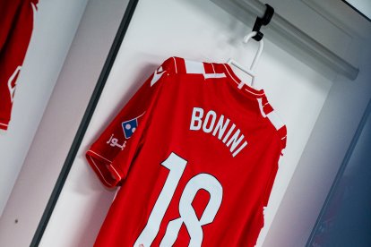 Dos partidos lleva la camiseta colgada en el vestuario sin el italiano.