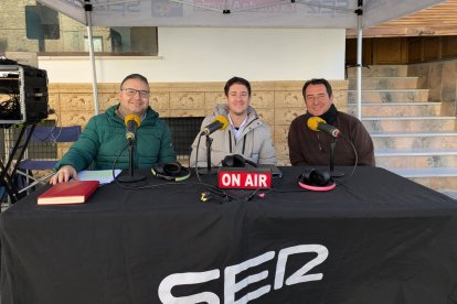 El edil Pedro Parra y el presidente de la asociación de carretilleros, David López.