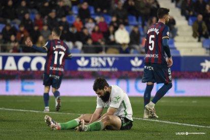 Iñigo Piña lo juega todo con el Huesca y sería otra de las opciones.