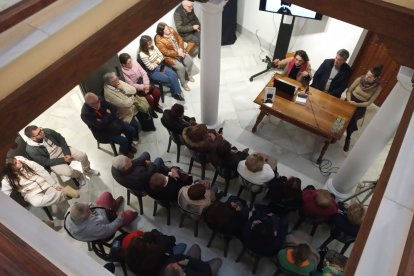 Los asistentes no perdieron detalle del libro 'Mujeres y Guerra Civil'.