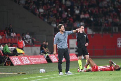 Rubi en la banda del Estadio de los Juegos Mediterráneos.