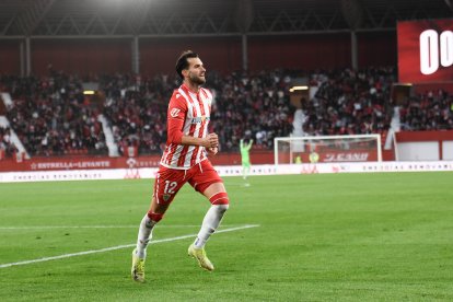 Él y su familia son felices en Almería y en la UDA y el club está encantado de la vida con este futbolista.