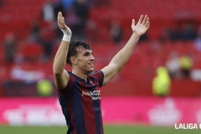 Carlos Espí a sus 20 años y compitiendo en Primera, se lo tiene que pensar mucho.