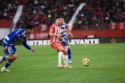 Sola firmó un gran partido con el Granada frente al Almería.