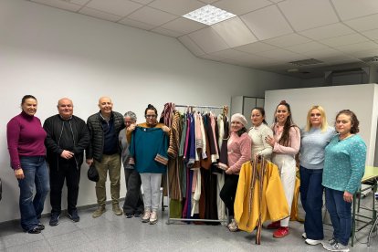 Foto de familia del taller de costura que ha creado los trajes del Belén Viviente.