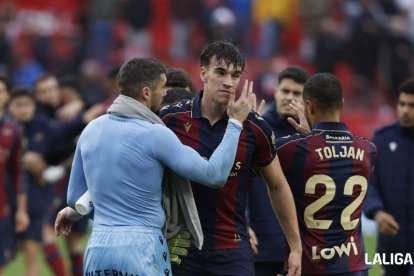 Los compañeros felicitando a Espí por su gran actuación.