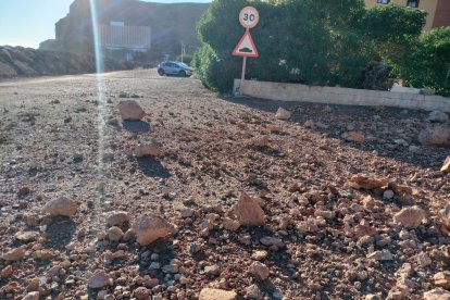 Las rocas se quedaron muy cerca de los coches y del bloque de viviendas en El Palmer.