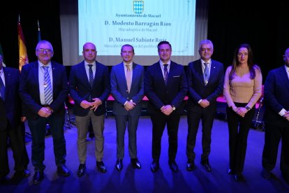 Foto de familia del acto.