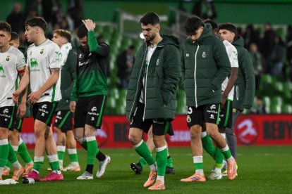 El Racing de Santander se la pega ante el Real Zaragoza y deja el liderato en el aire.