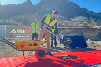 El delegado de Inclusión, Francisco Bellido ha participado en la colocación de la primera piedra.