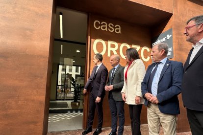 Autoridades junto a la puerta del nuevo espacio.