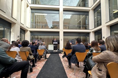 Interior de la Casa Orozco de Vera con los presentes asistentes a la inauguración.