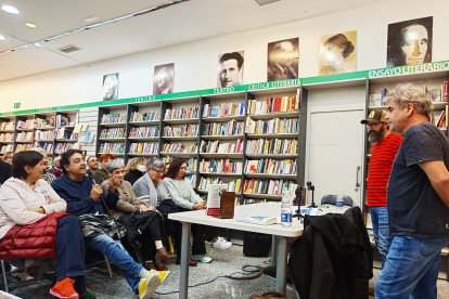 Presentación de la novela 'Majareta' de Juan Manuel Gil en la Librería Picasso.