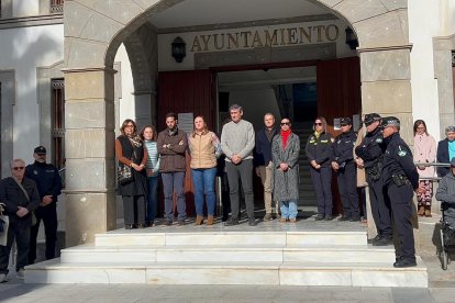 Adra guarda un minuto de silencio en memoria de las víctimas del accidente ferroviario en Adamuz.