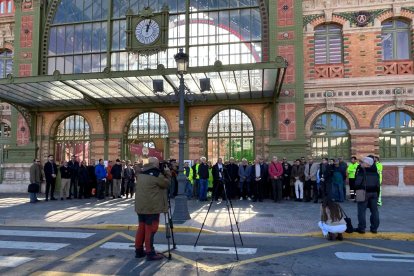 Cinco minutos de silencia a las puertas de la Estación de Almería.