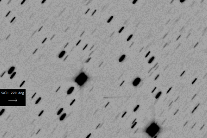 Imagen del descubrimiento del cometa P/2025 W3 (Kresken), que aparece como un fino trazo horizontal en el centro (las estrellas del campo aparecen como trazos diagonales).