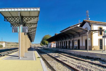 La estación de Moreda (Granada), no tiene parada comercial pero sí paso de trenes.