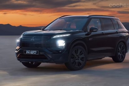 Estéticamente destaca por el frontal Dynamic Shield y los rieles de techo en negro piano