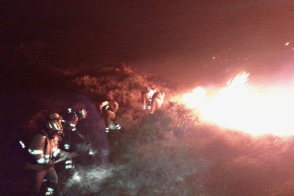 Tareas de estabilización del incendio en el Cerro del Cinto en la madrugada del miércoles al jueves.