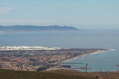 Desde el Sendero de La Peseta se puede ver la capital y el Cabo de Gata.