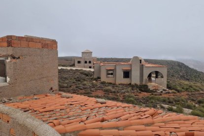 Imagen de los tres chalets en lo más alto de la serranía de Cabo de Gata.
