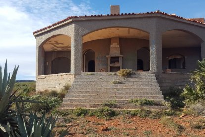Fachada principal de una de las casas de La Rellana, a casi 400 metros de altitud.