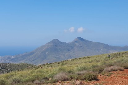 Vista a Los Frailes desde el entorno de los chalets abandonados.