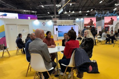 Reunión de trabajo en el stand de ‘Costa de Almería’ durante FITUR 2026 para impulsar nuevas conexiones aéreas.