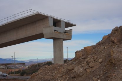 Construcción de uno de los viaductos de la conexión entre la A7 y la A92