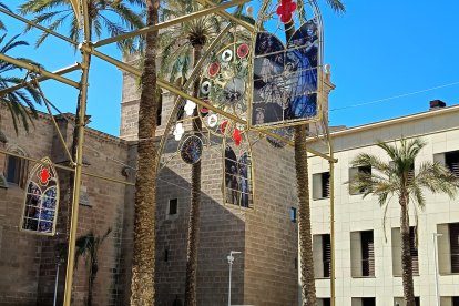 La torre de La Catedral entre los hierros navideños.