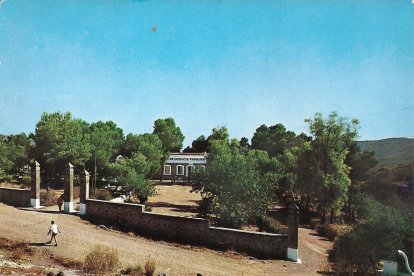 Vista de la ya desaparecida Residencia de descanso de la OJE en Enix.