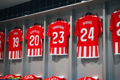 Las camisetas del Almería, en el vestuario de Ipurúa.