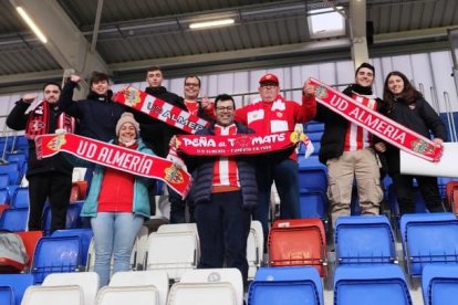 Aficionados del Almería en Ipurúa.