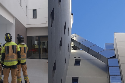 Bomberos de Almería intervienen en un edificio por el descuelgue de un conducto de ventilación.