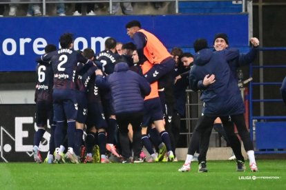 Los jugadores del Eibar celebran la victoria ante el Almería.