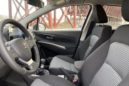 Puede incluir asientos delanteros calefactables y un gran techo panorámico