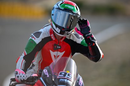 Una de las pilotos participantes en las jornadas organizadas por Travel To Race, a los mandos de una Ducati