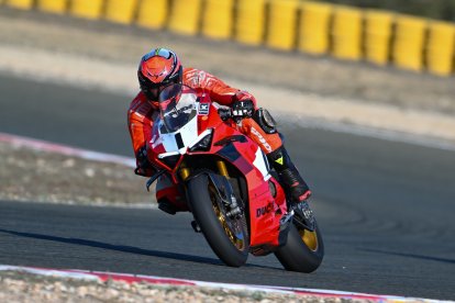 Piloto procedente de Múnich rueda en el Circuito de Almería durante una de las tandas del evento