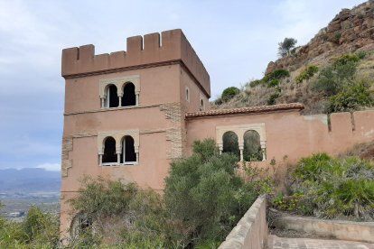 Uno de los preciosos torreones del complejo.