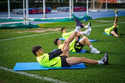 Los futbolistas del Almería, estirando en el campo Anexo.